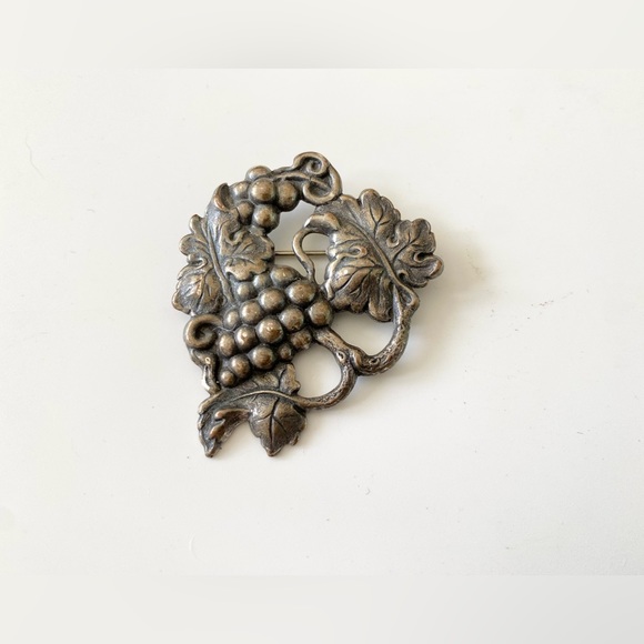 Antique Vintage Art Nouveau Vineyard Grapes & Leaves Silver Brooch Sash Pin. - Picture 3 of 5